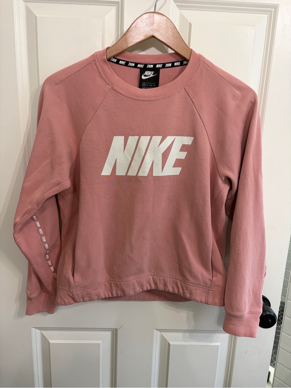 Excellent condition rare XS  Women’s Dusty Rose Crewneck Sweatshirt. Pockets